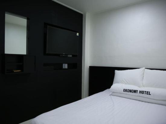 Ekonomy Hotel Gumi Bagian luar foto