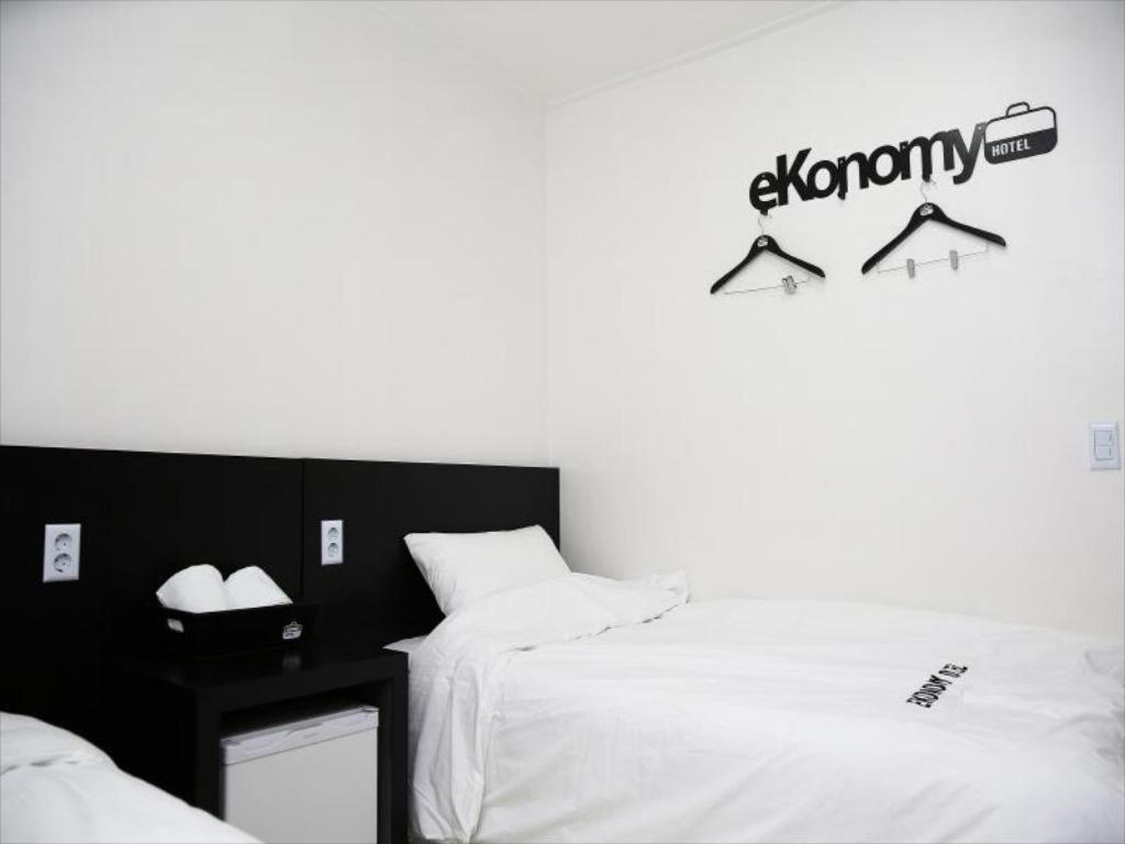 Ekonomy Hotel Gumi Bagian luar foto